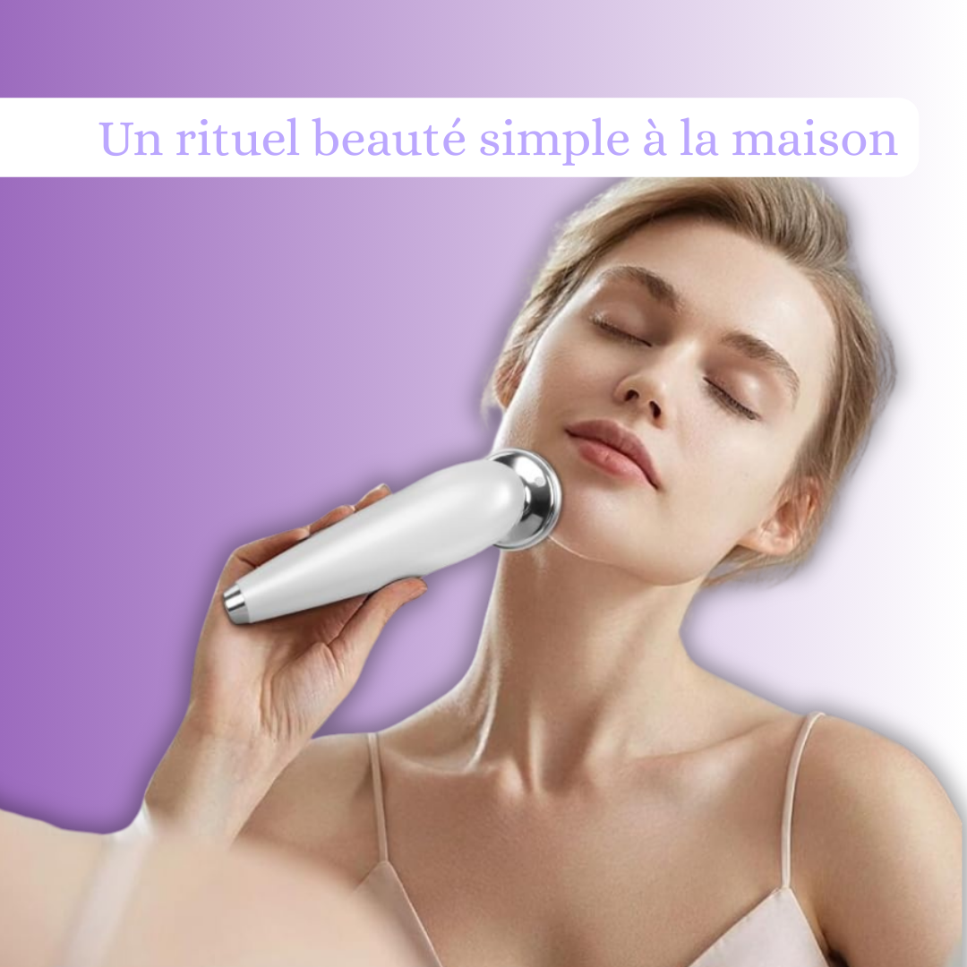 Modèle utilisant l’appareil visage EMS à la maison