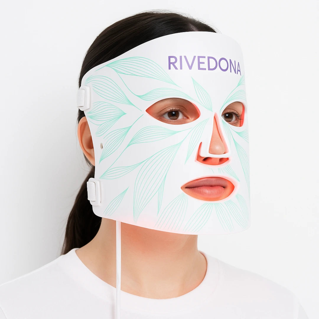 Femme qui porte le masque sur fond blanc 