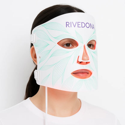Femme qui porte le masque sur fond blanc 
