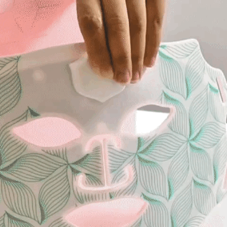 gif ou on peut voir l'utilisation du masque sur la tête d'une femme avec le masque qui change de couleur