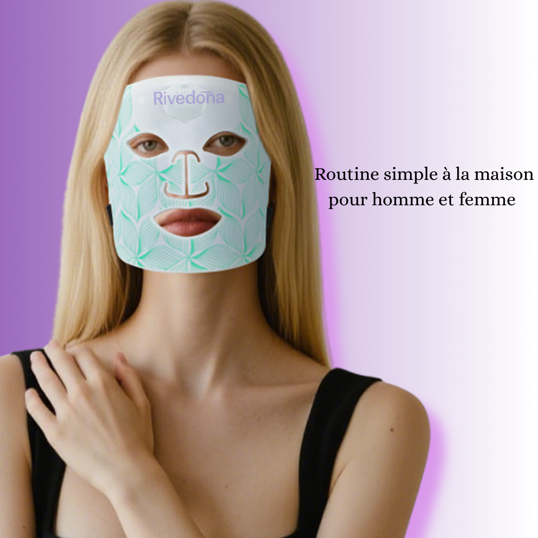 Personne portant un masque LED à la maison, yeux fermés, usage détente.
