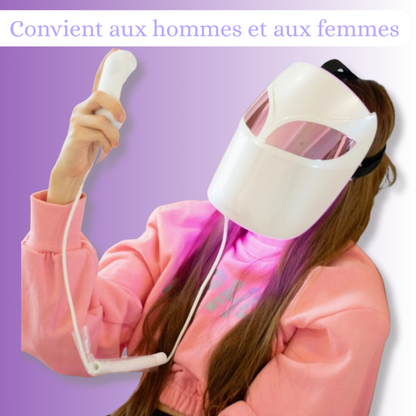 Lifestyle : personne portant le masque LED à la maison

